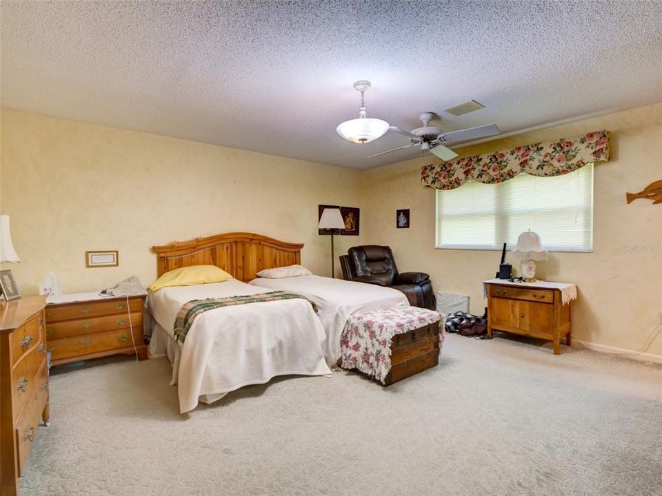 En Venta: $413,000 (3 camas, 2 baños, 1954 Pies cuadrados)