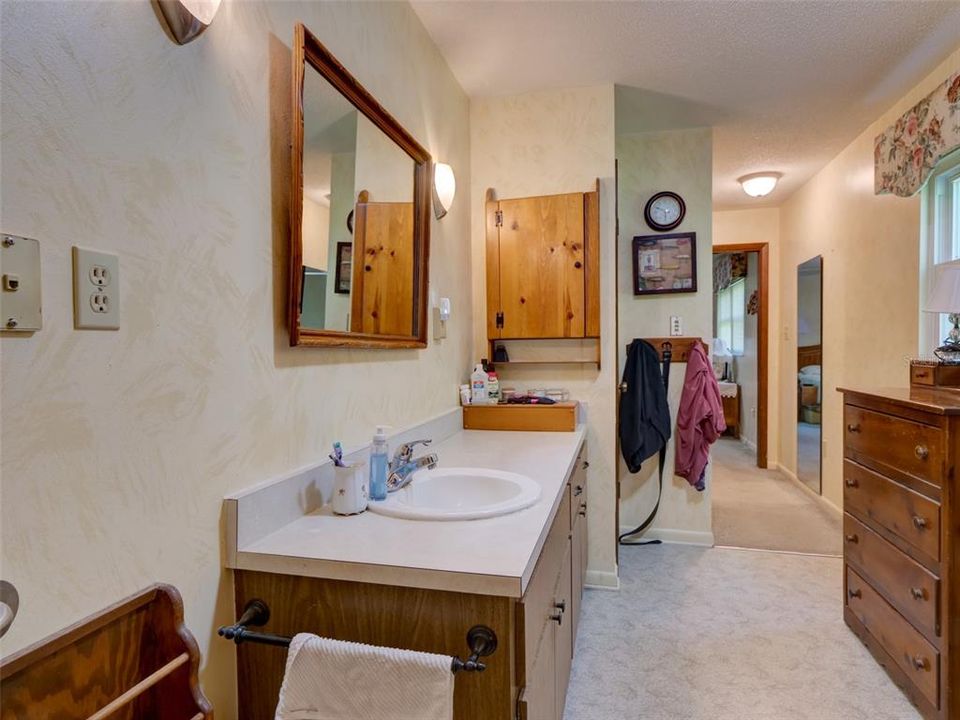 En Venta: $413,000 (3 camas, 2 baños, 1954 Pies cuadrados)