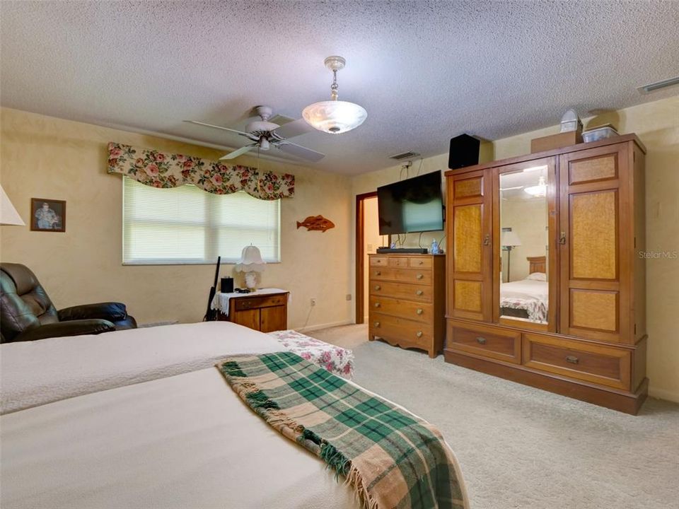 En Venta: $413,000 (3 camas, 2 baños, 1954 Pies cuadrados)