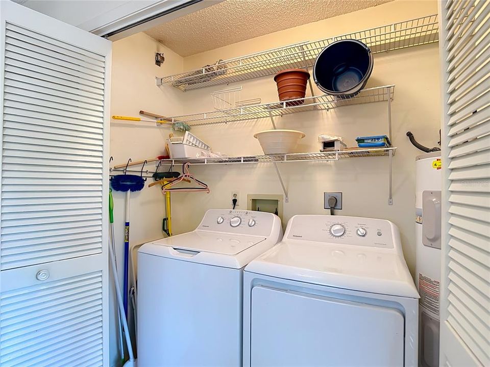 На продажу: $119,900 (2 спален, 2 ванн, 1144 Квадратных фут)