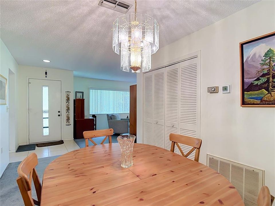 На продажу: $119,900 (2 спален, 2 ванн, 1144 Квадратных фут)