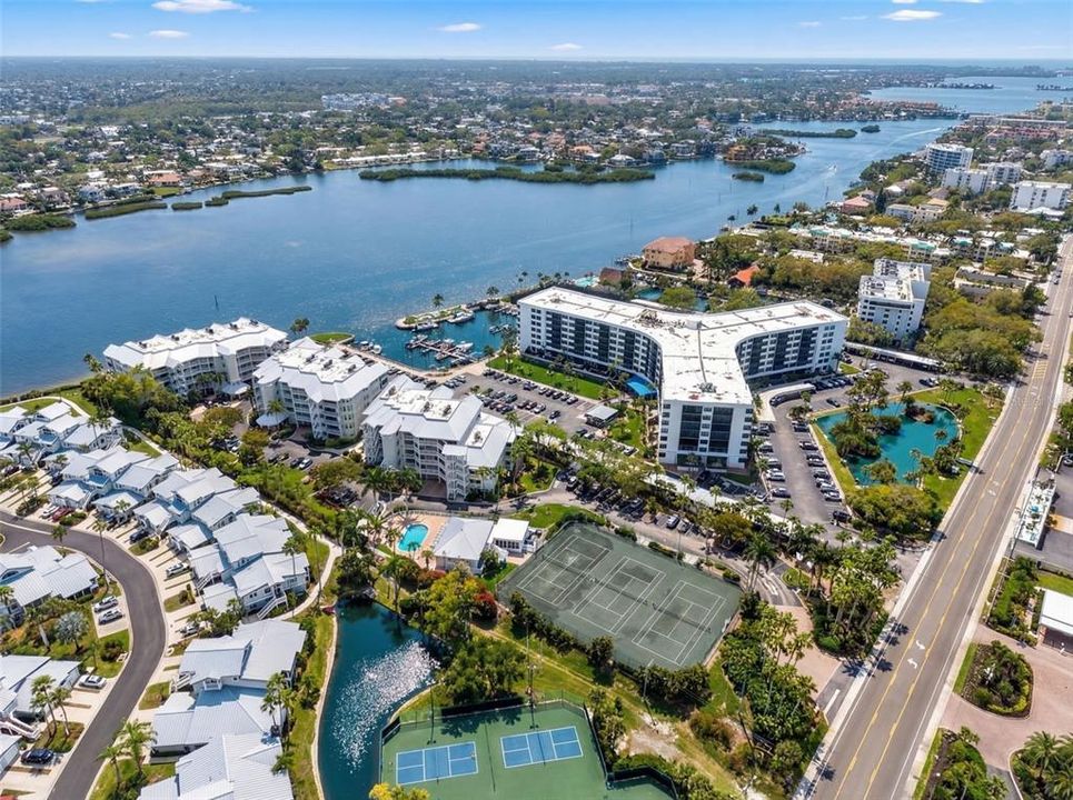 На продажу: $1,589,000 (2 спален, 2 ванн, 2042 Квадратных фут)
