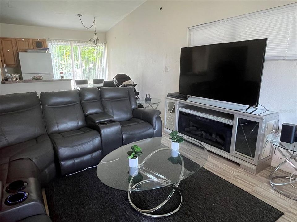 В аренду: $1,795 (3 спален, 1 ванн, 888 Квадратных фут)