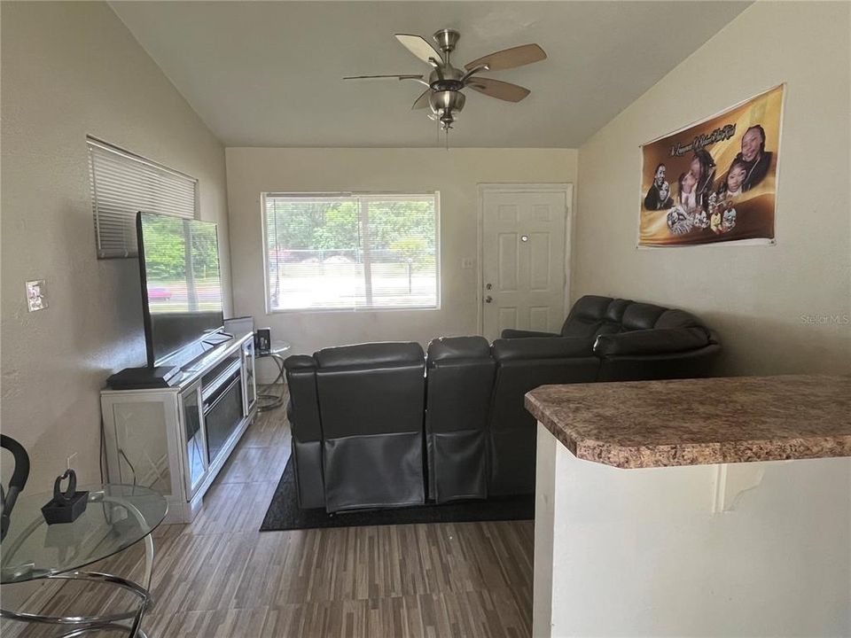 В аренду: $1,795 (3 спален, 1 ванн, 888 Квадратных фут)