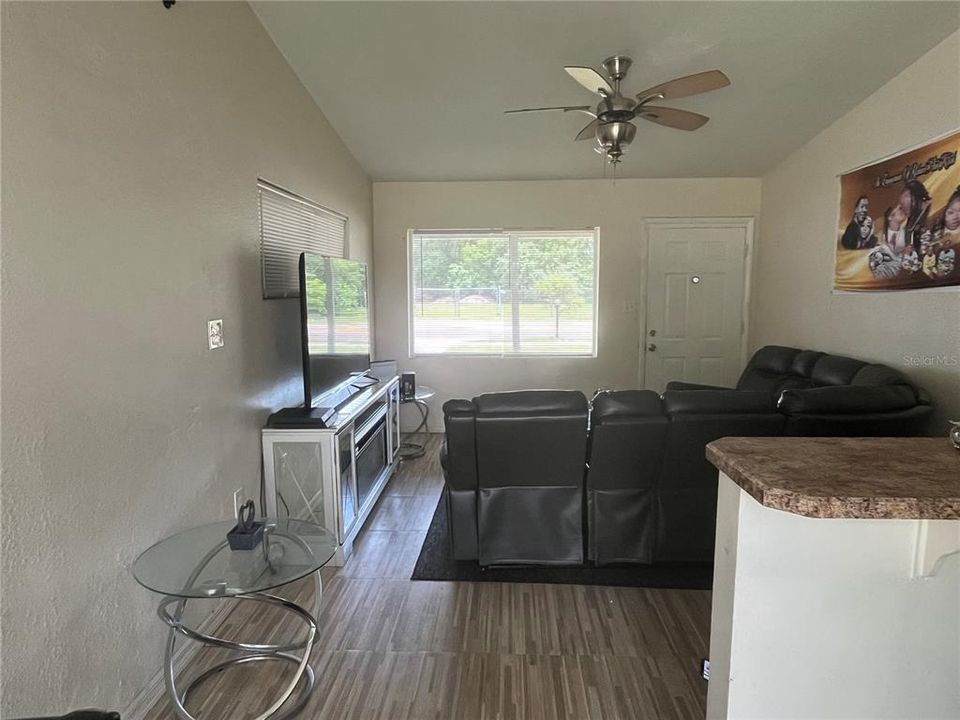 В аренду: $1,795 (3 спален, 1 ванн, 888 Квадратных фут)