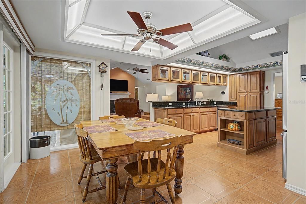En Venta: $625,000 (4 camas, 2 baños, 2551 Pies cuadrados)