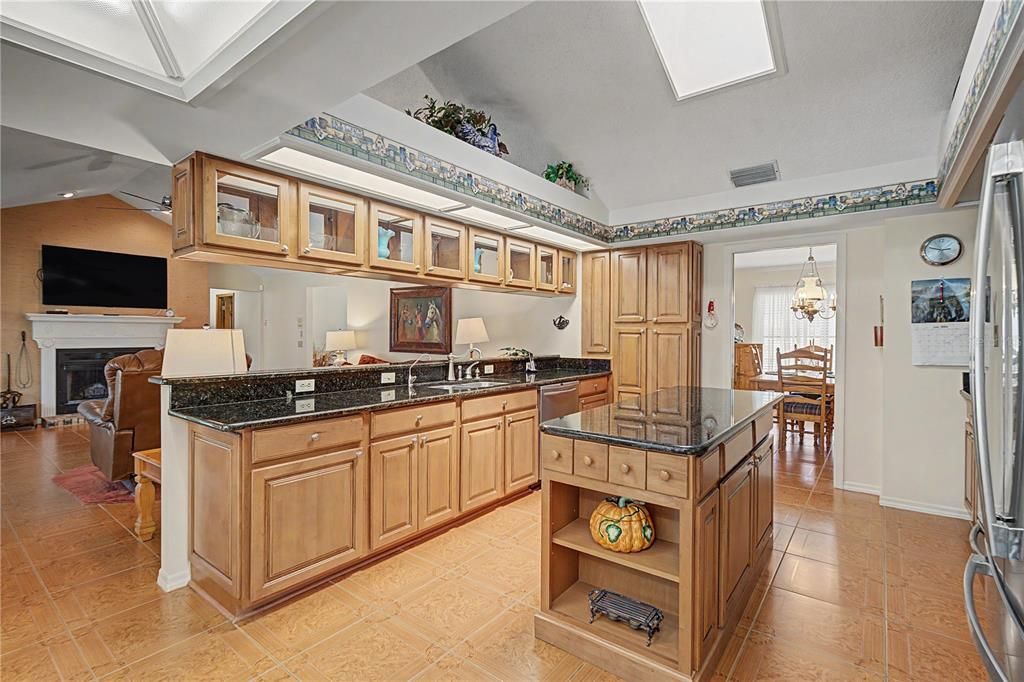 En Venta: $625,000 (4 camas, 2 baños, 2551 Pies cuadrados)