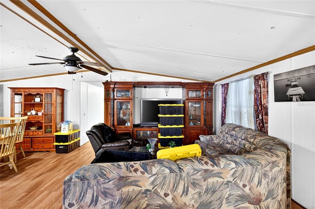 На продажу: $175,000 (5 спален, 2 ванн, 1880 Квадратных фут)