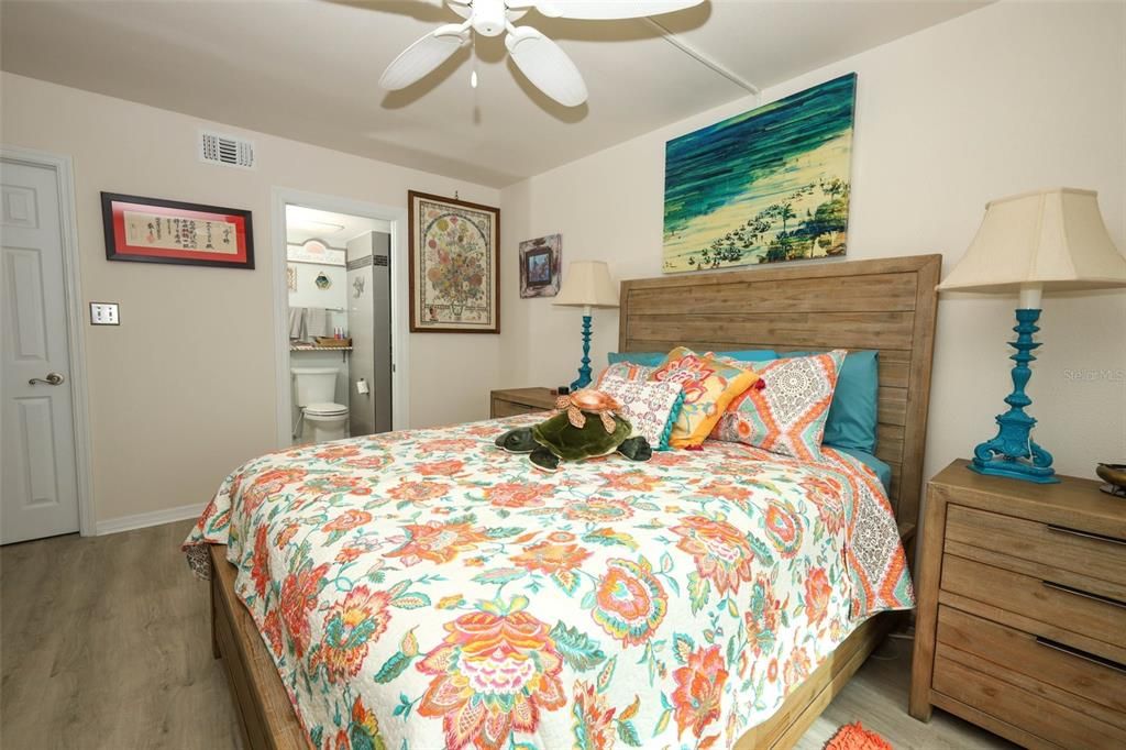 For Sale: $674,000 (2 beds, 2 baths, 1334 Square Feet)