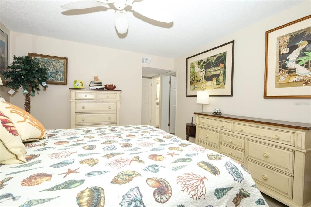 For Sale: $674,000 (2 beds, 2 baths, 1334 Square Feet)