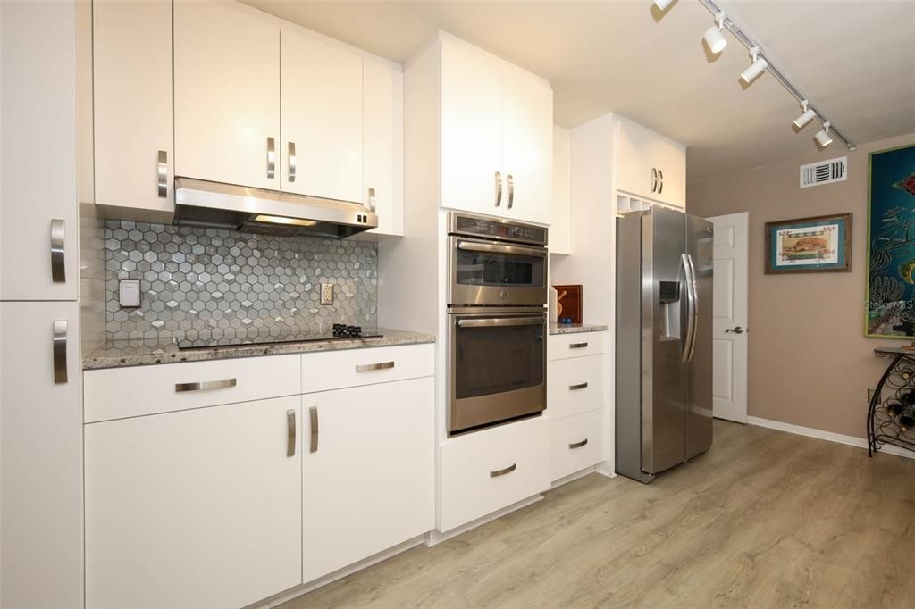 For Sale: $674,000 (2 beds, 2 baths, 1334 Square Feet)