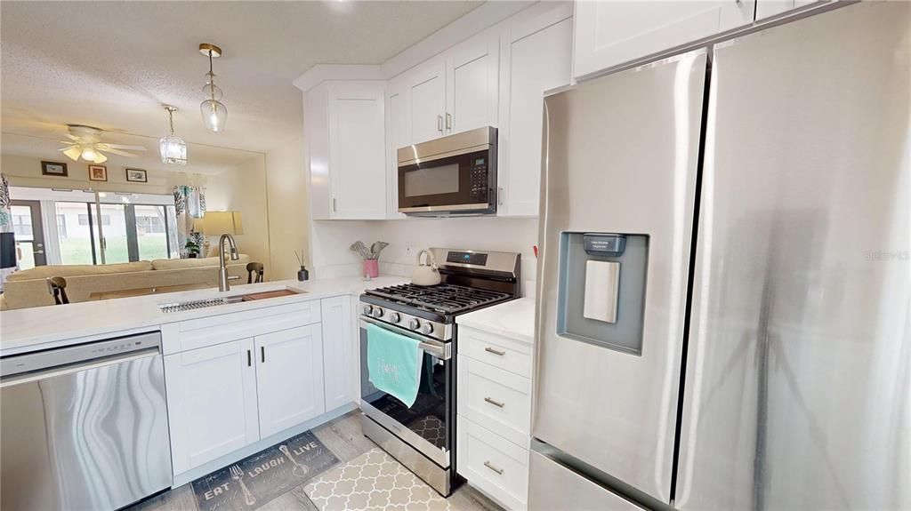 For Sale: $157,500 (2 beds, 1 baths, 812 Square Feet)