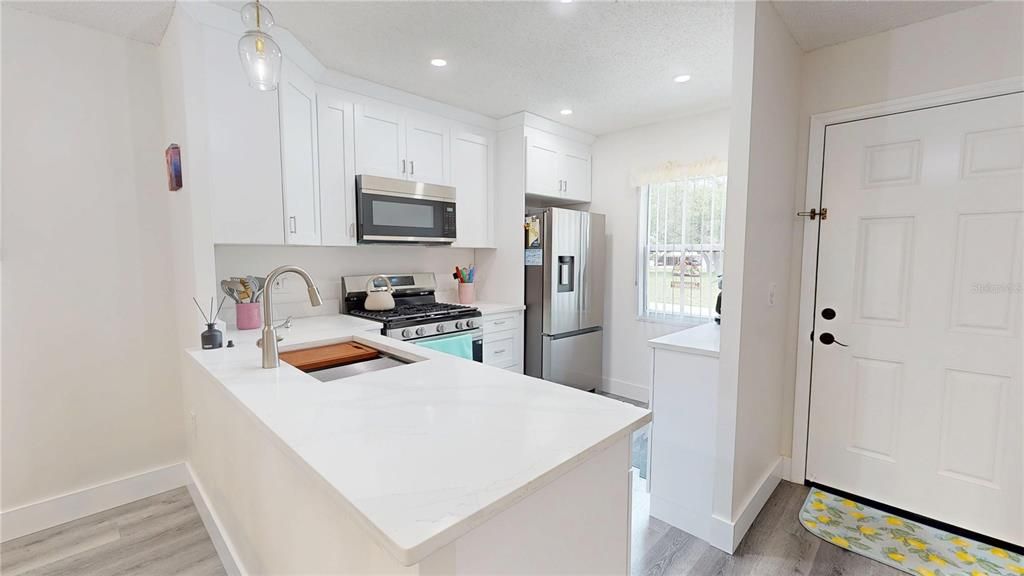 For Sale: $157,500 (2 beds, 1 baths, 812 Square Feet)