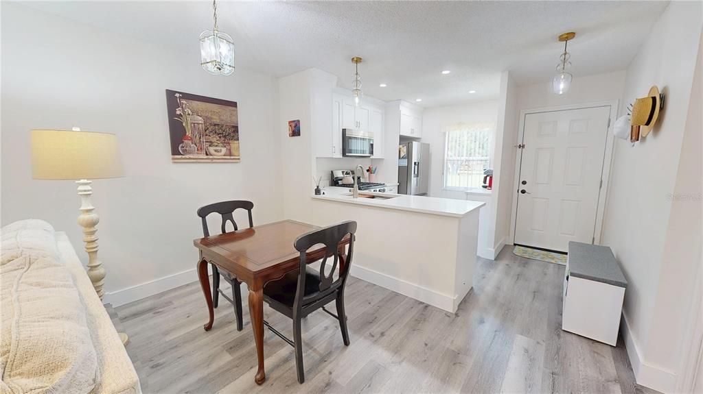 For Sale: $157,500 (2 beds, 1 baths, 812 Square Feet)