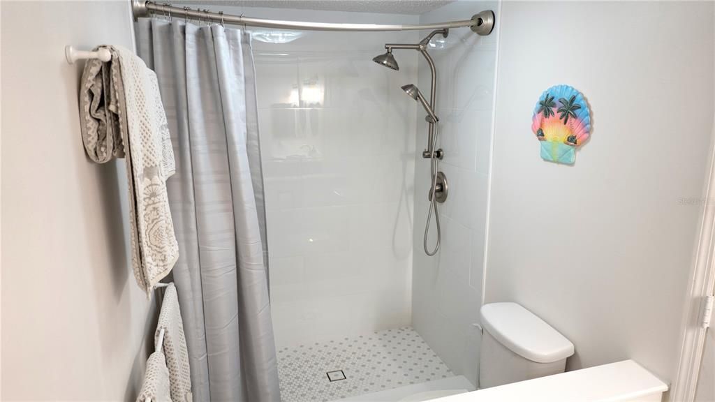 For Sale: $157,500 (2 beds, 1 baths, 812 Square Feet)