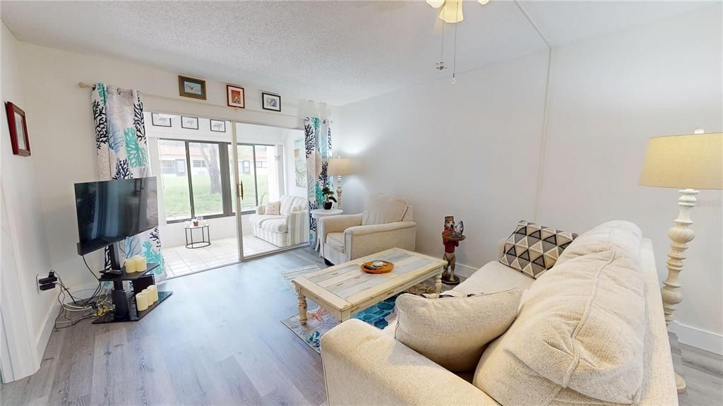 For Sale: $157,500 (2 beds, 1 baths, 812 Square Feet)