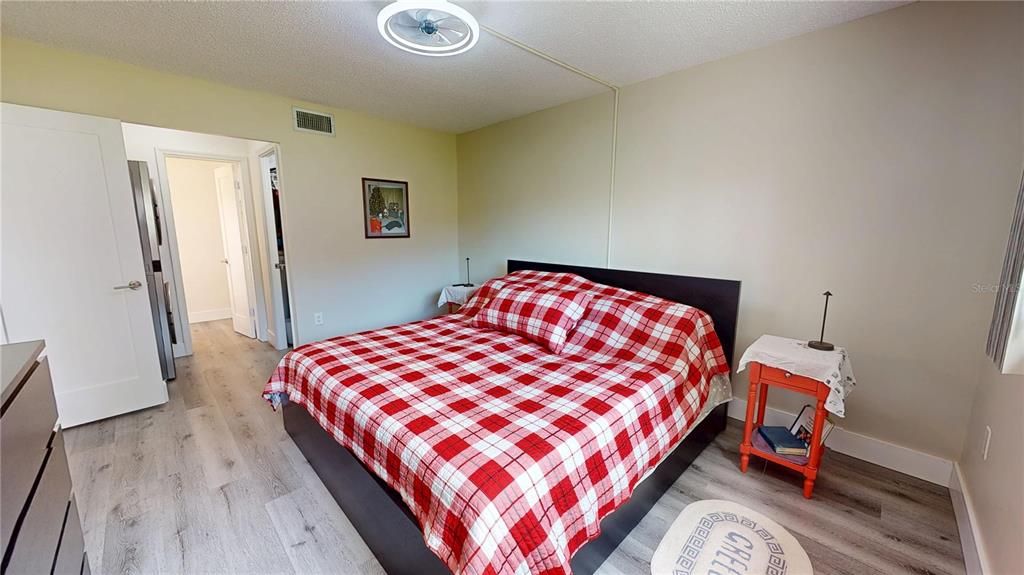 For Sale: $157,500 (2 beds, 1 baths, 812 Square Feet)
