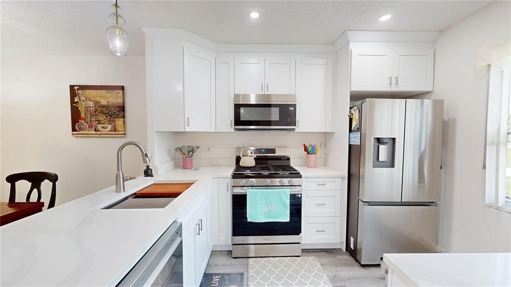 For Sale: $157,500 (2 beds, 1 baths, 812 Square Feet)