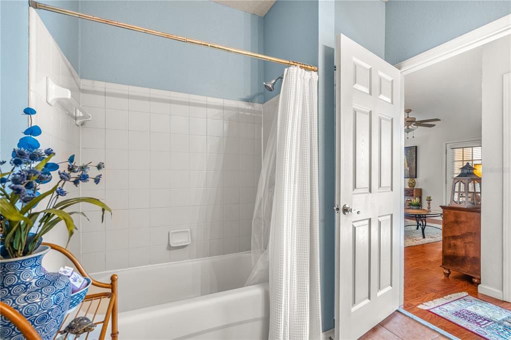 На продажу: $199,890 (2 спален, 2 ванн, 1170 Квадратных фут)