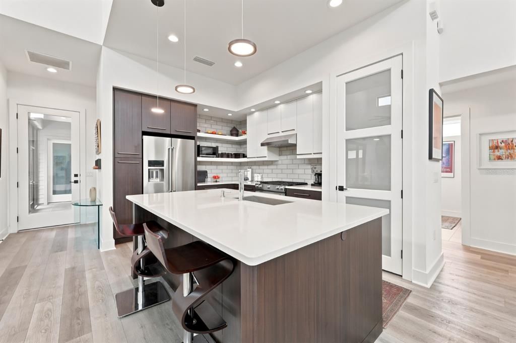 Activo con contrato: $649,805 (3 camas, 2 baños, 2016 Pies cuadrados)