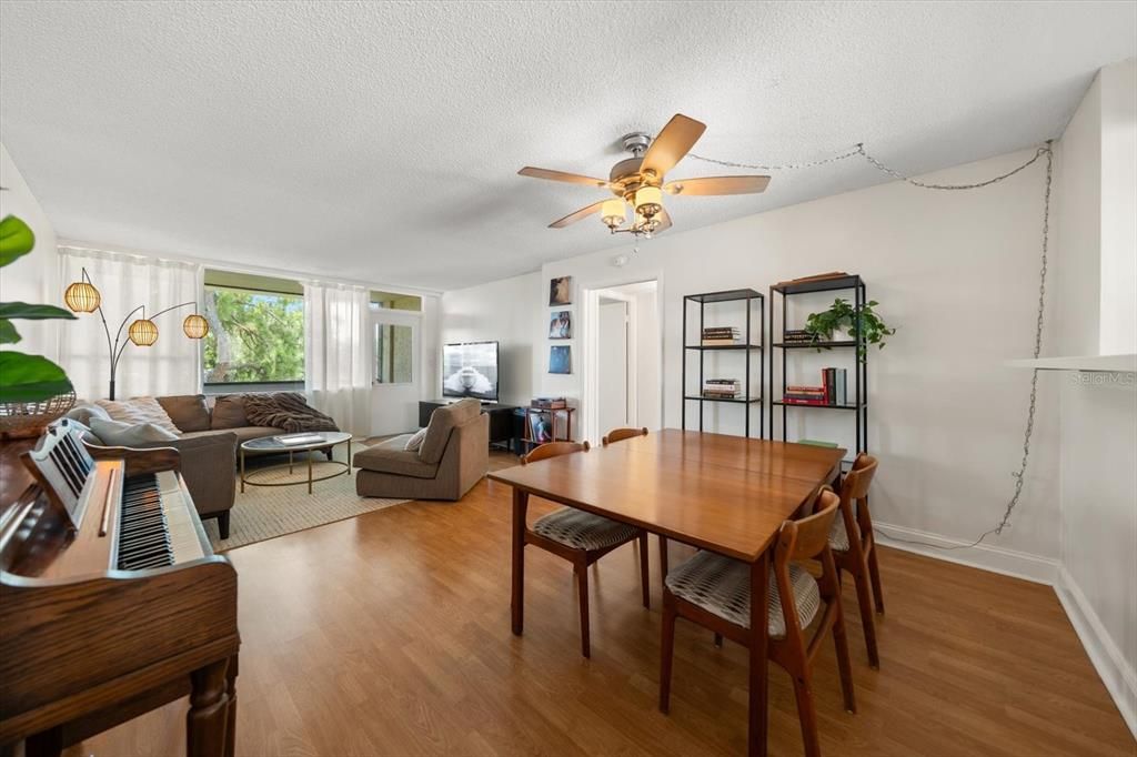 En Venta: $195,000 (2 camas, 2 baños, 1050 Pies cuadrados)