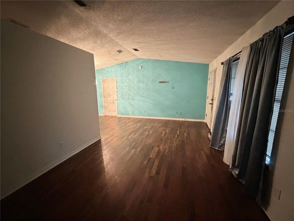 For Sale: $220,000 (3 beds, 2 baths, 1062 Square Feet)