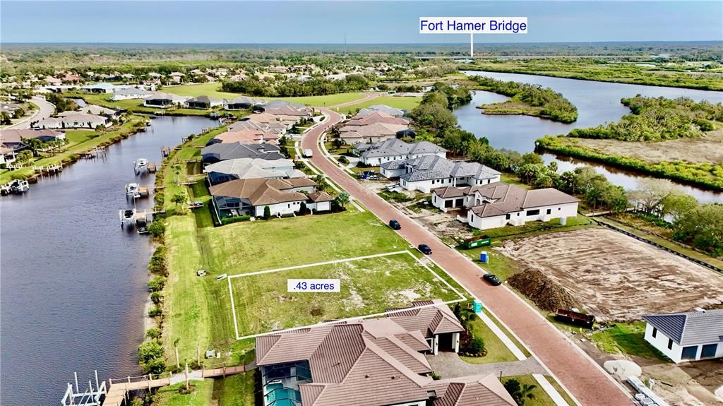 待售: $610,000 (0.43 acres)