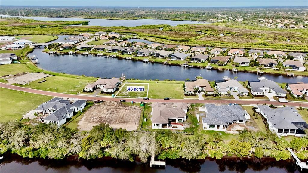 待售: $610,000 (0.43 acres)