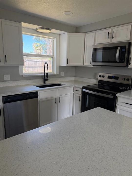 For Sale: $269,000 (2 beds, 1 baths, 936 Square Feet)