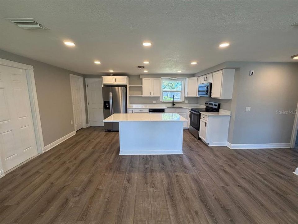 For Sale: $269,000 (2 beds, 1 baths, 936 Square Feet)