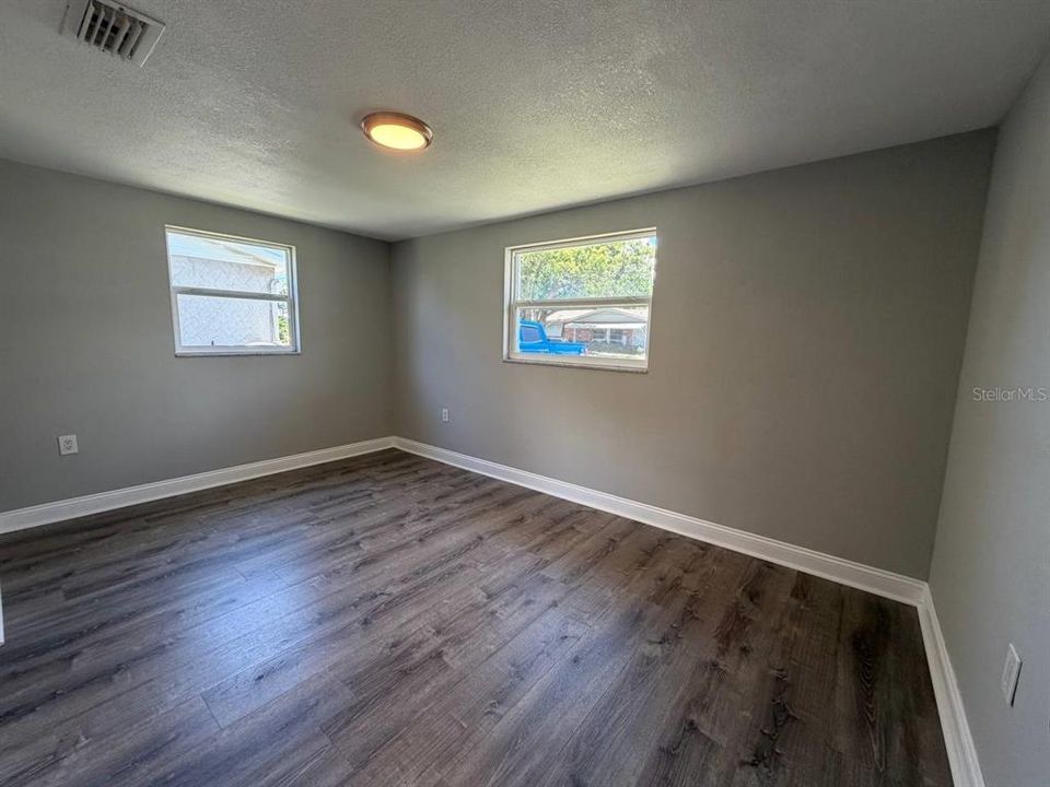 For Sale: $269,000 (2 beds, 1 baths, 936 Square Feet)