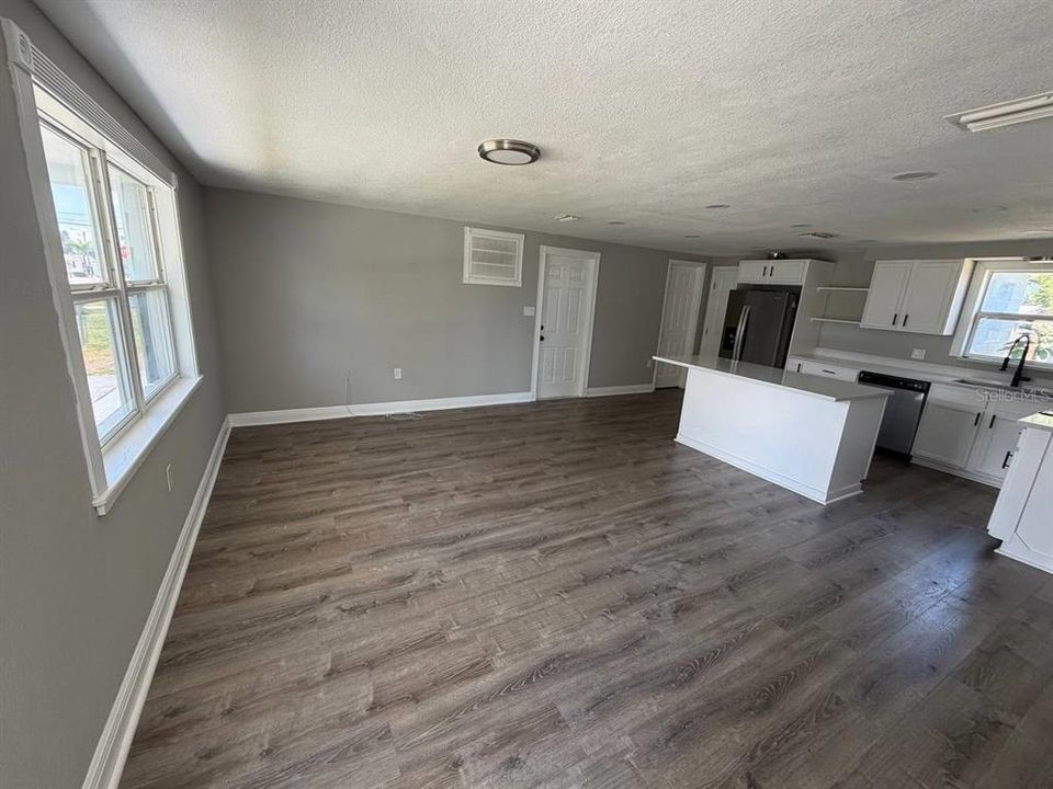 For Sale: $269,000 (2 beds, 1 baths, 936 Square Feet)