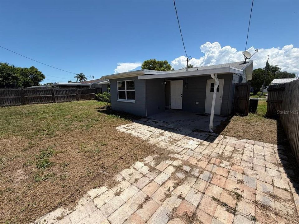 For Sale: $269,000 (2 beds, 1 baths, 936 Square Feet)