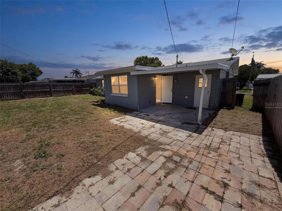 For Sale: $269,000 (2 beds, 1 baths, 936 Square Feet)