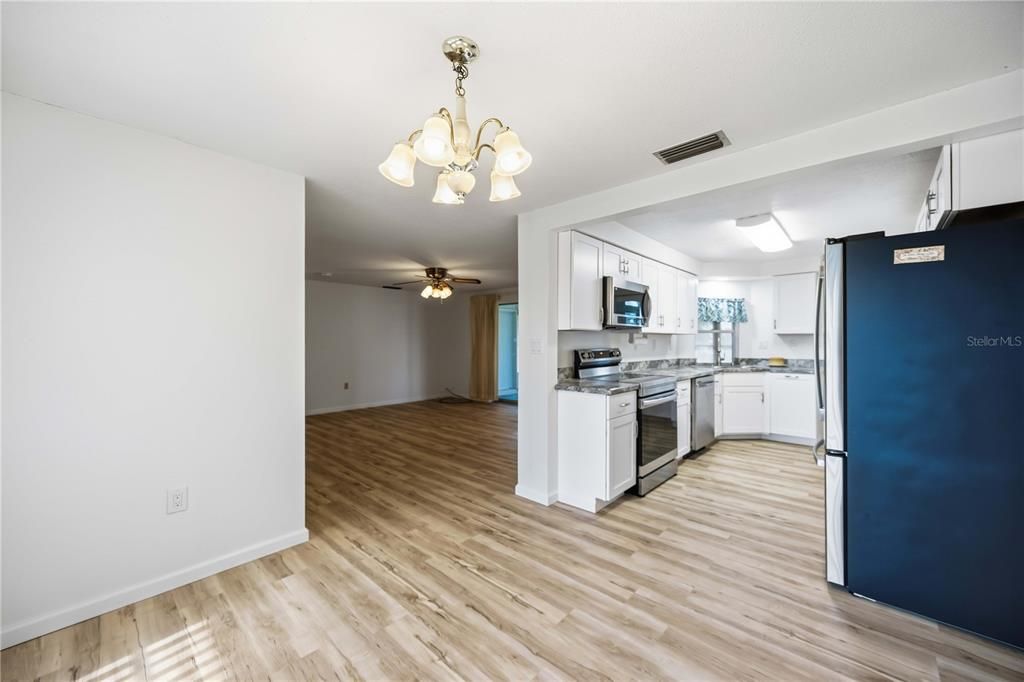 На продажу: $249,000 (2 спален, 2 ванн, 1338 Квадратных фут)