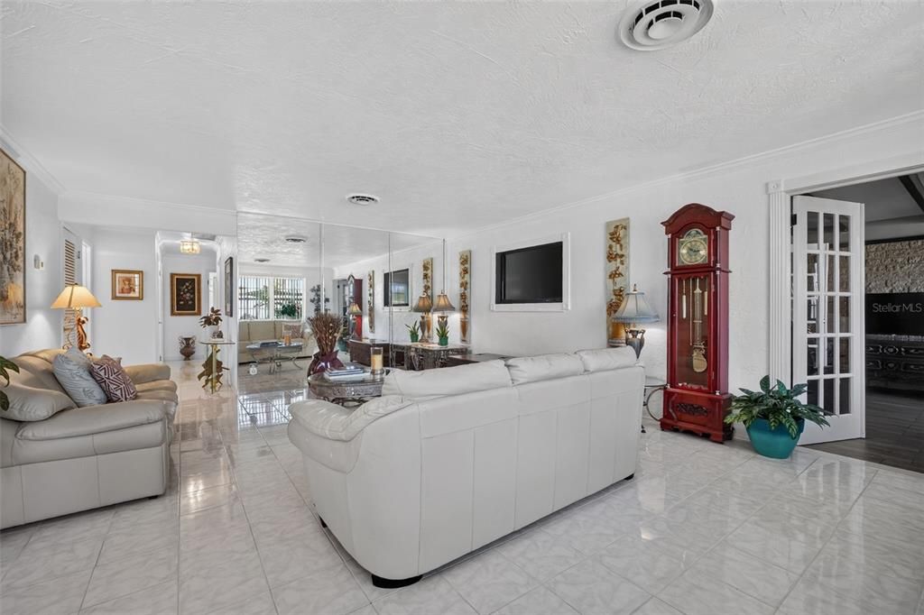 En Venta: $550,000 (3 camas, 2 baños, 2365 Pies cuadrados)