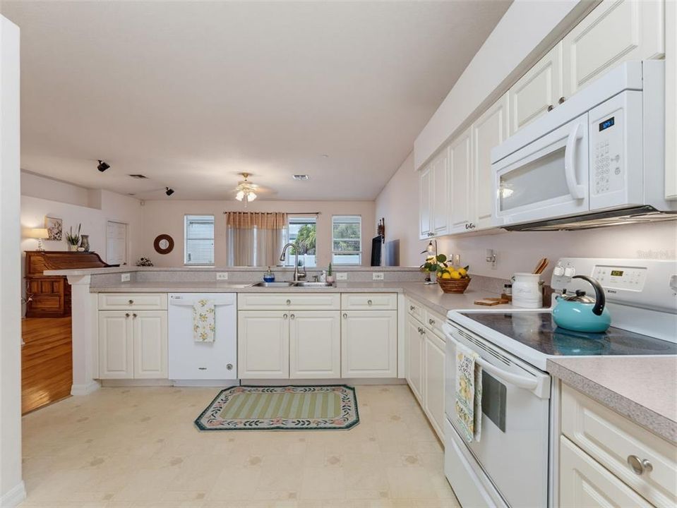 Active With Contract: $484,900 (3 beds, 2 baths, 1740 Square Feet)