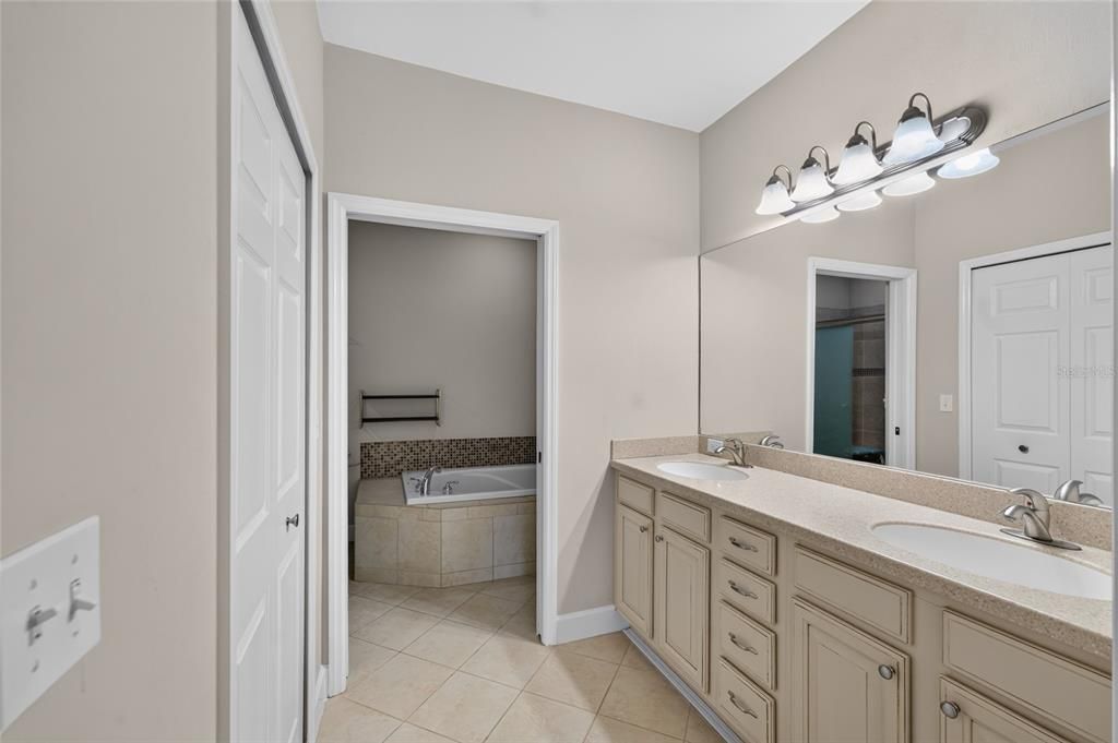 For Sale: $265,000 (2 beds, 2 baths, 1376 Square Feet)