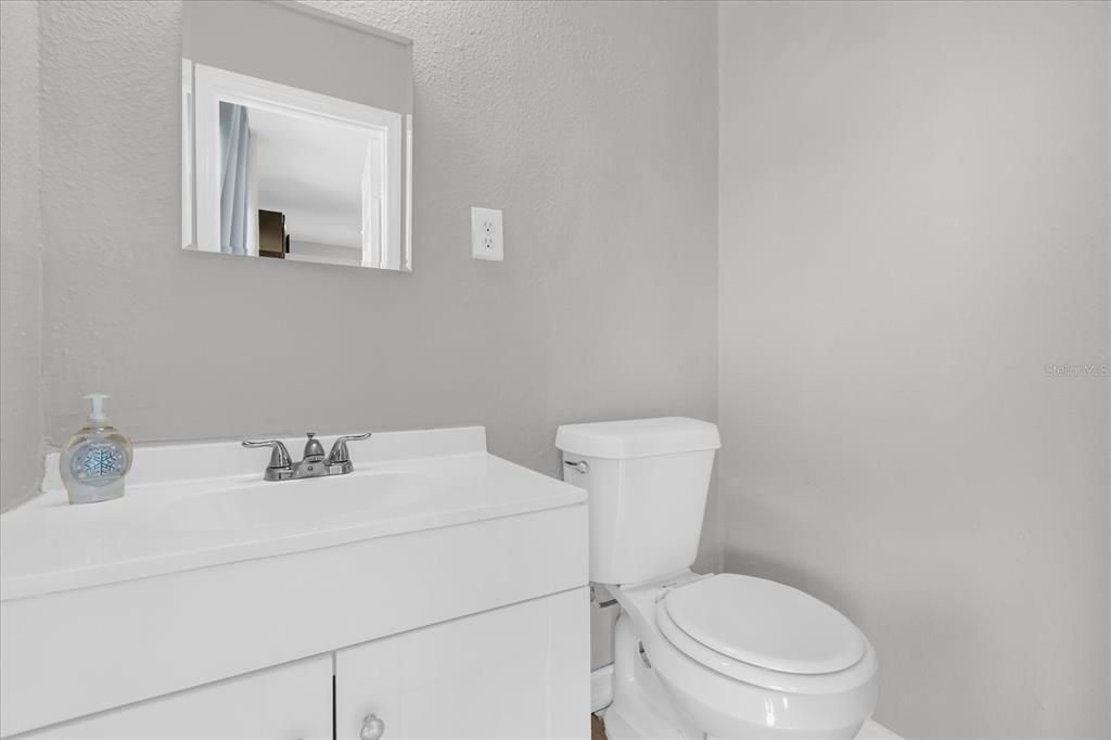 For Sale: $240,000 (3 beds, 1 baths, 906 Square Feet)