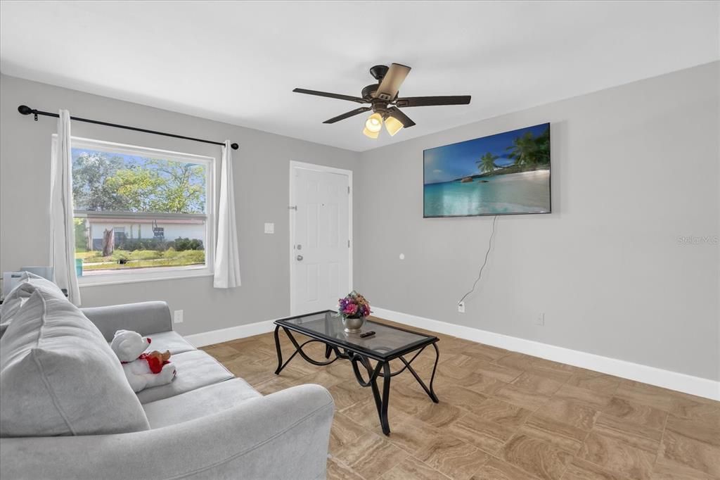 For Sale: $240,000 (3 beds, 1 baths, 906 Square Feet)