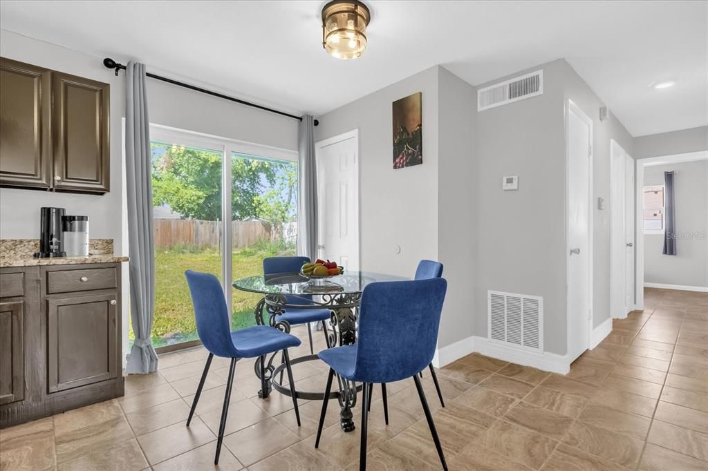 For Sale: $240,000 (3 beds, 1 baths, 906 Square Feet)