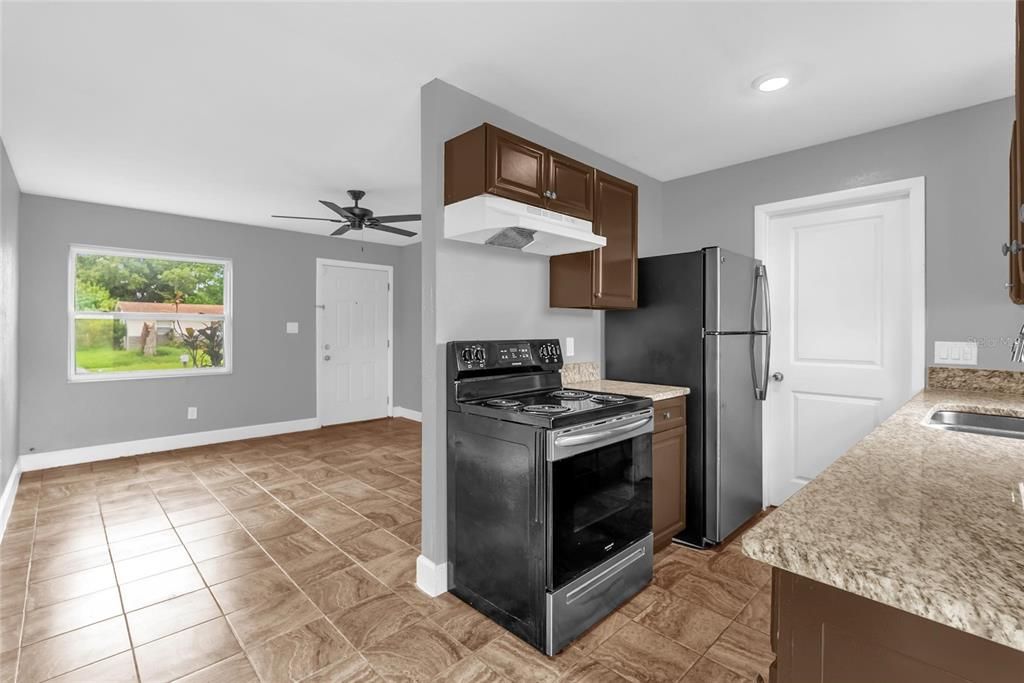 For Sale: $240,000 (3 beds, 1 baths, 906 Square Feet)