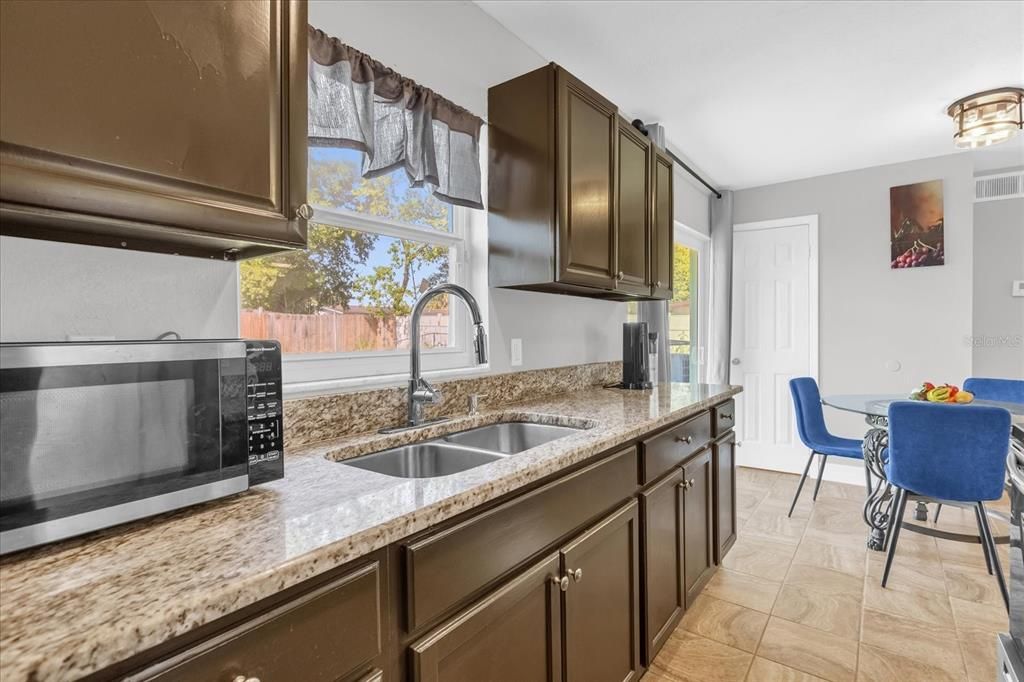 For Sale: $240,000 (3 beds, 1 baths, 906 Square Feet)
