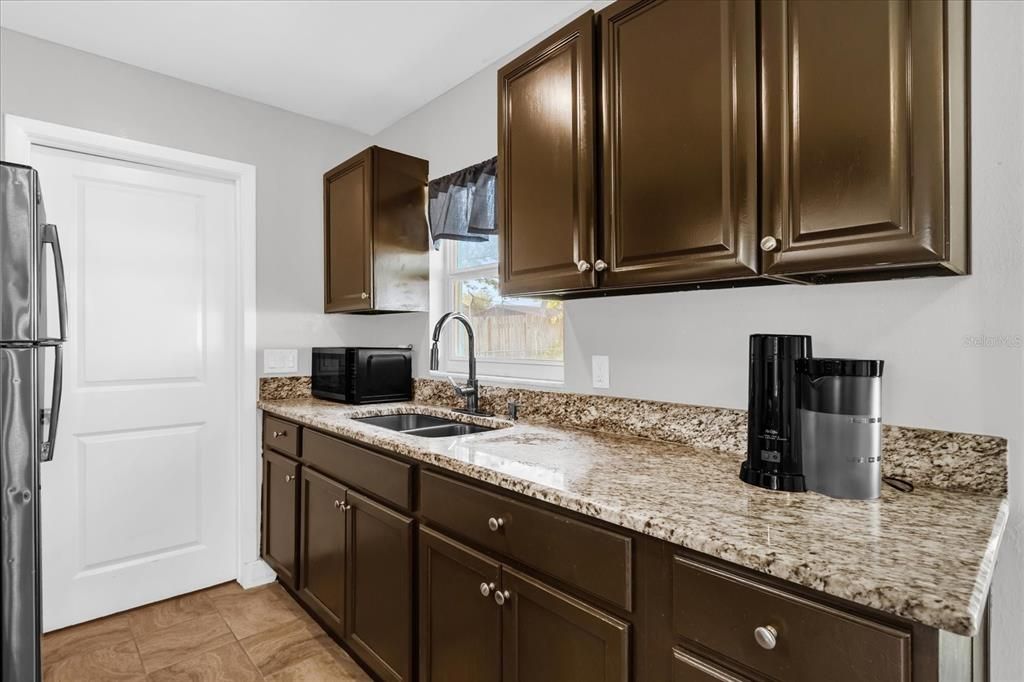 For Sale: $240,000 (3 beds, 1 baths, 906 Square Feet)