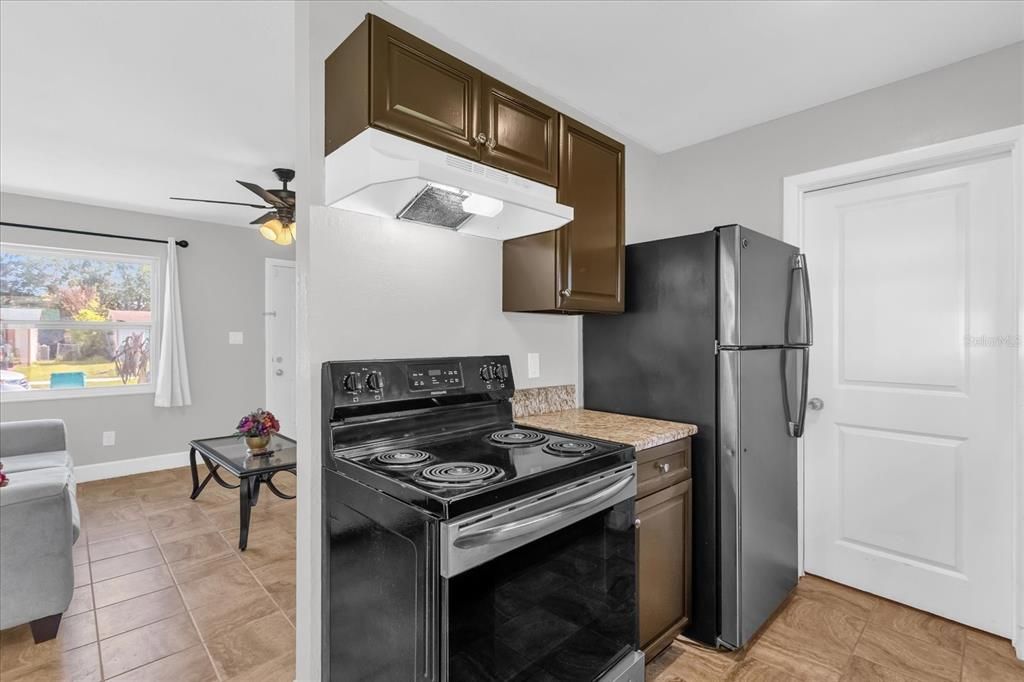For Sale: $240,000 (3 beds, 1 baths, 906 Square Feet)