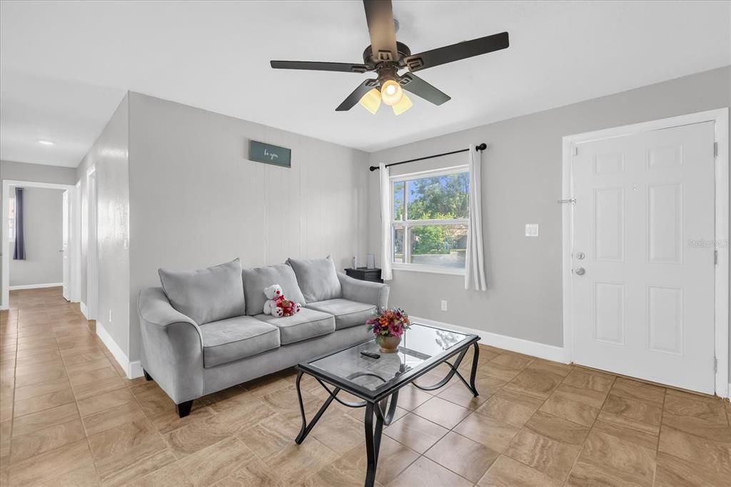 For Sale: $240,000 (3 beds, 1 baths, 906 Square Feet)