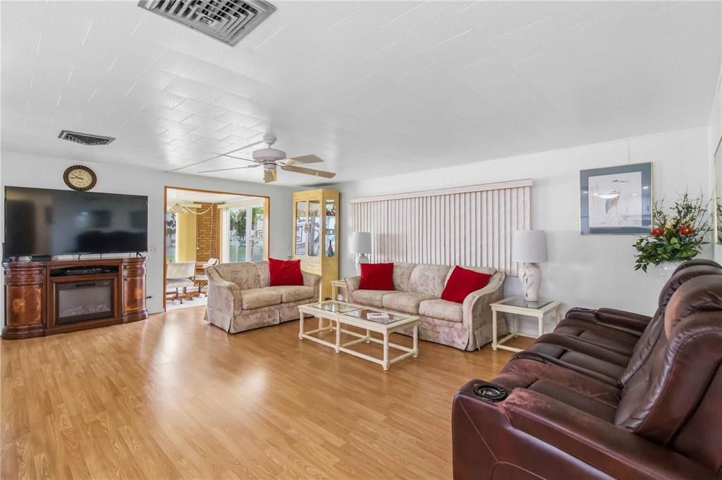 For Sale: $154,000 (2 beds, 2 baths, 1222 Square Feet)