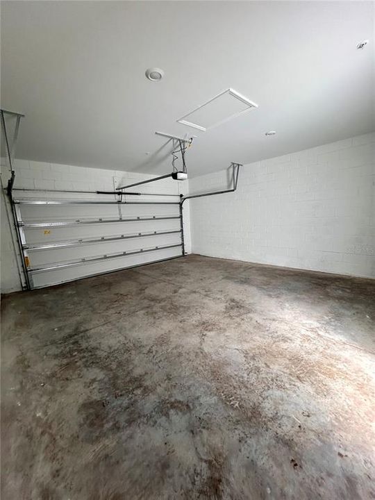 Activo con contrato: $2,350 (3 camas, 2 baños, 1611 Pies cuadrados)
