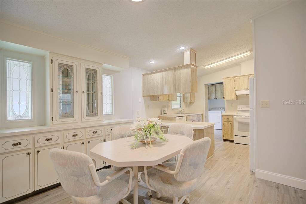 For Sale: $219,500 (2 beds, 2 baths, 1144 Square Feet)