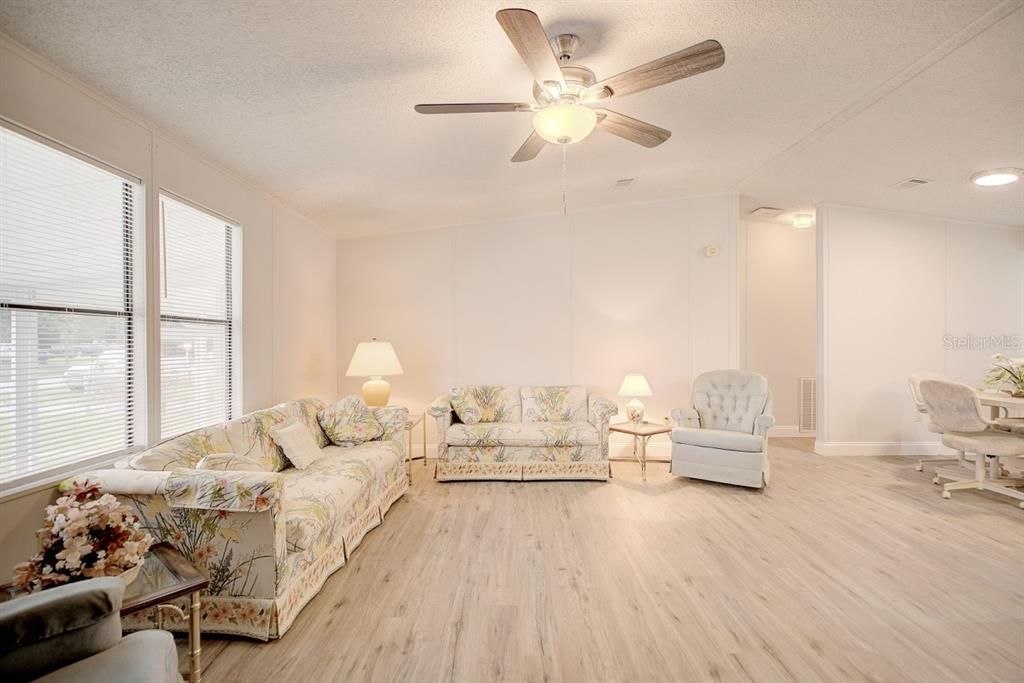 For Sale: $219,500 (2 beds, 2 baths, 1144 Square Feet)